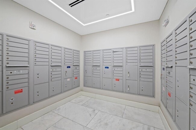 Building Photo - 340 Sunset Dr