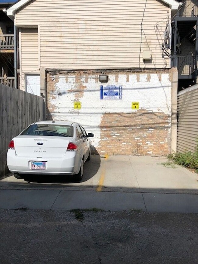 Building Photo - 1821 N Sheffield Ave