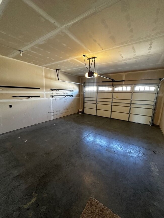 Building Photo - Gorgeous modern 5 bedroom - Minutes from MSU!