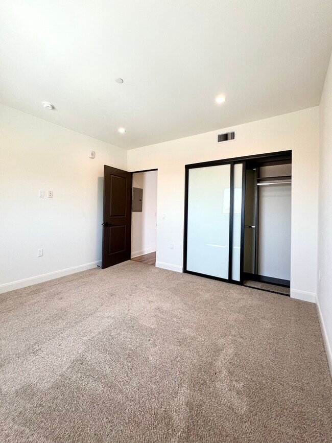 Building Photo - 859 S Lucerne Blvd