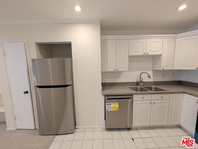 Building Photo - 415 Montana Ave