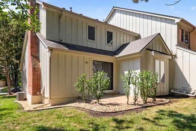 Building Photo - Renovated 3BR/2.5BA Townhome in Blue Valley Schools with Full Basement & 2-Car Garage