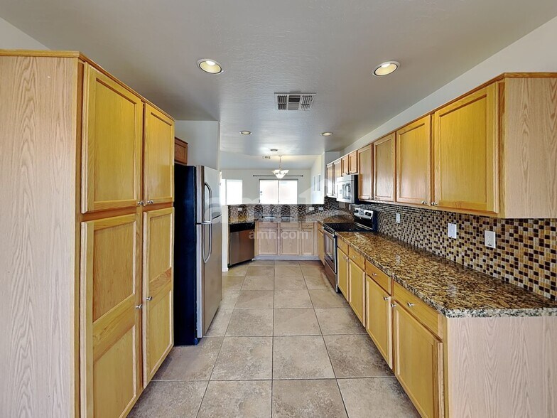 Building Photo - 15834 W Mohave St