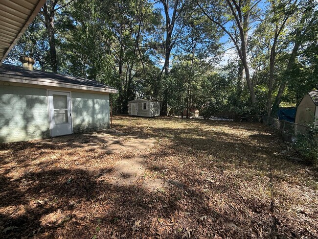 Building Photo - ** 3 bed 1 bath located off Zelda Road ** Call 334-366-9198 to schedule a self showing