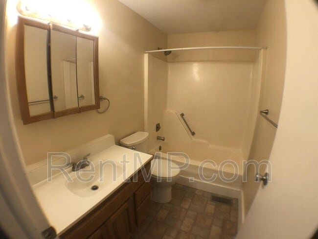 Building Photo - 303 S Oak St