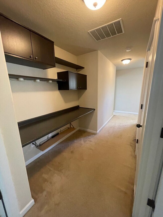 Building Photo - Gorgeous Pet Friendly Three Bedroom Home I...