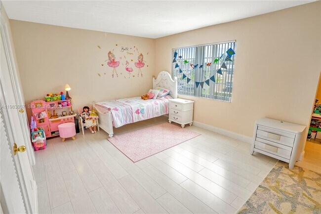 Building Photo - 2421 NE 10th St