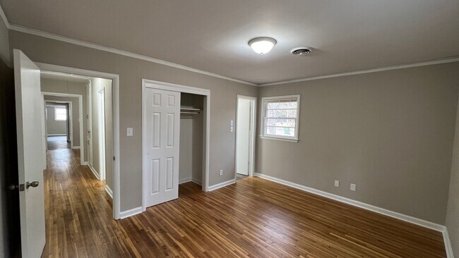 Building Photo - 3-Bedroom just waiting for you !