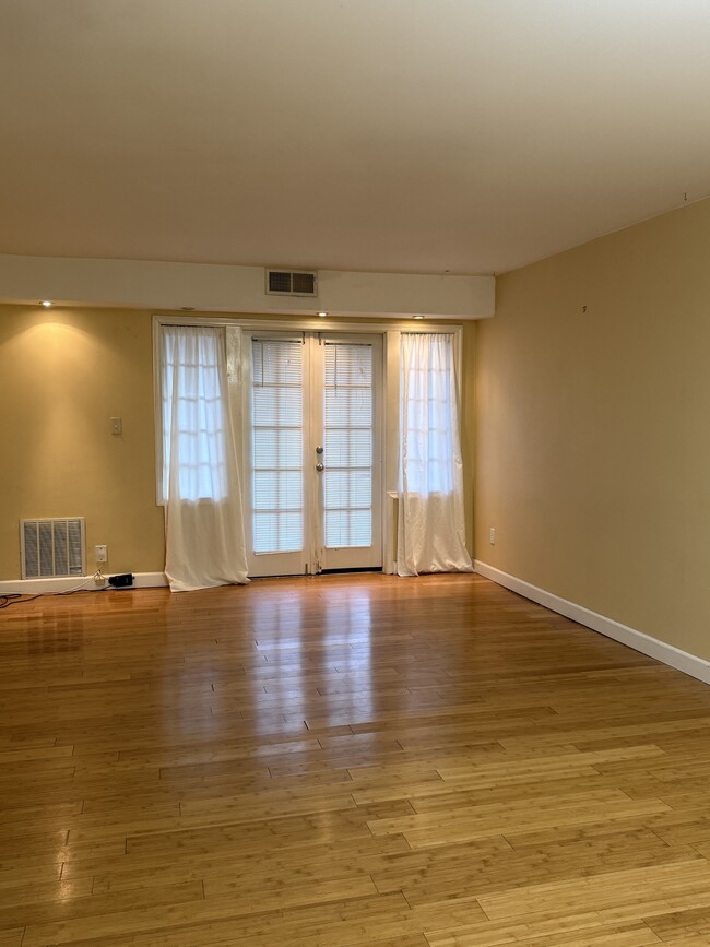 Living room - 8112 Colony Point Rd