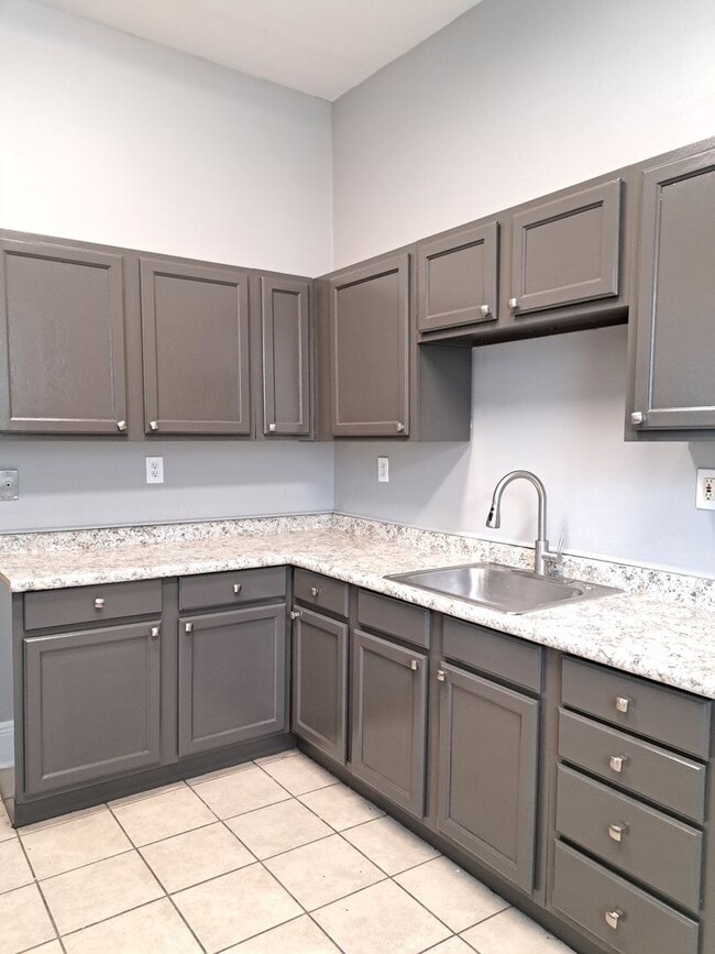 Building Photo - GORGEOUS 3BR/2 BA Single Family Home!  $500 off 1st Month's rent