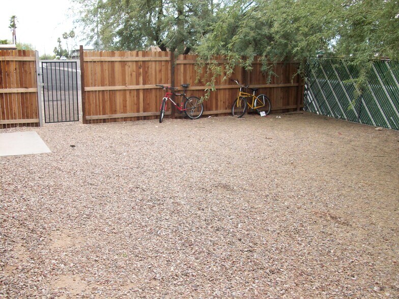 Fenced-in yard - 802 E Lester St