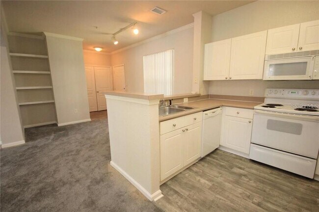 Building Photo - 9401 Crescent Loop Cir