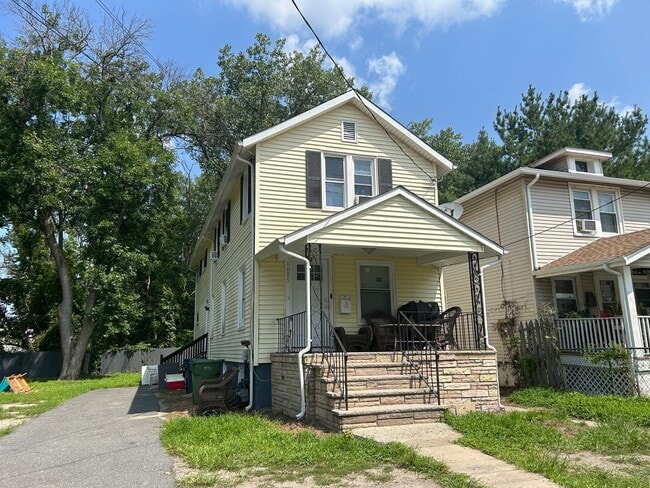 Building Photo - 1625 Sewall Ave
