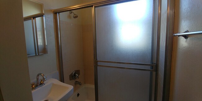 Bathroom - 418 E Freeland St