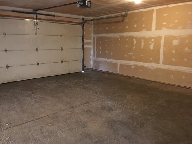 Building Photo - Large 3-Bedroom Condo for Rent!
