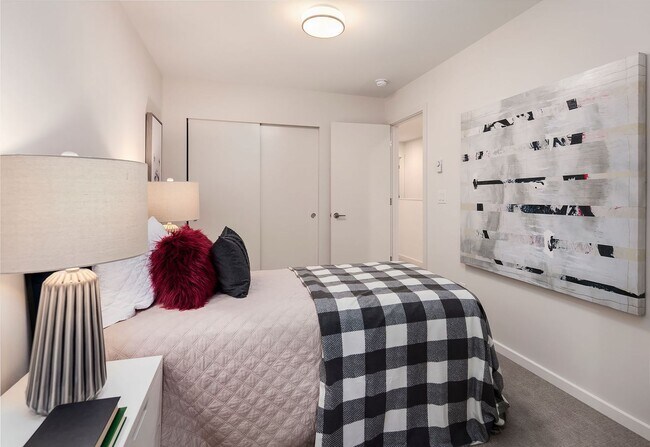 Building Photo - 4Bd/3.5Ba Shoreline Townhome