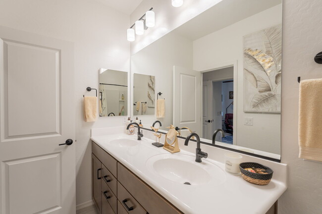 Building Photo - 2629 S Equestrian Dr