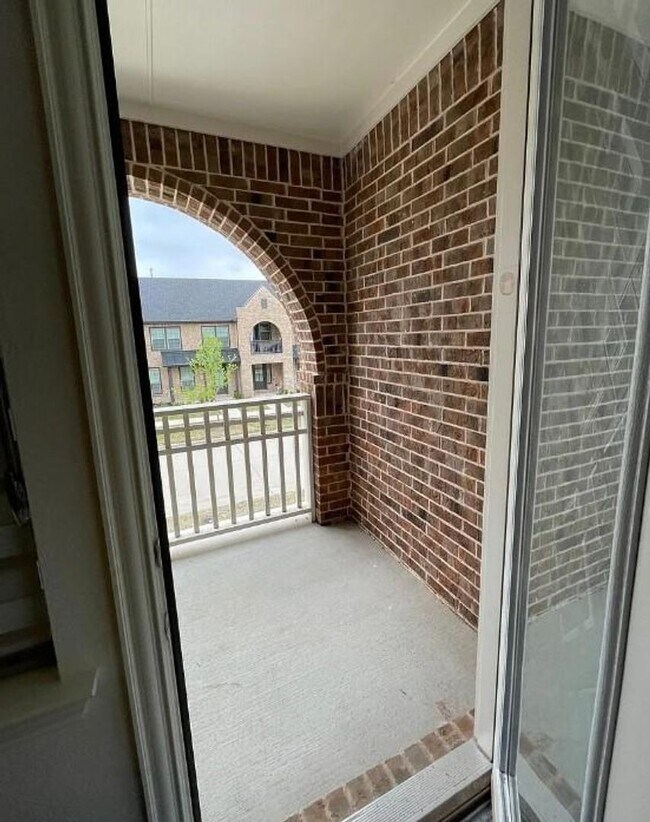 Building Photo - FULLY UPGRADED LUXURY TOWNHOME located in ...