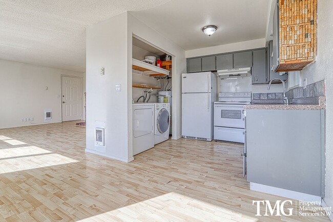 Building Photo - Cozy 2 bed 1 bath Pet Friendly Condo in Ca...