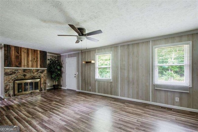 Building Photo - 2193 Kings Forest Dr SE