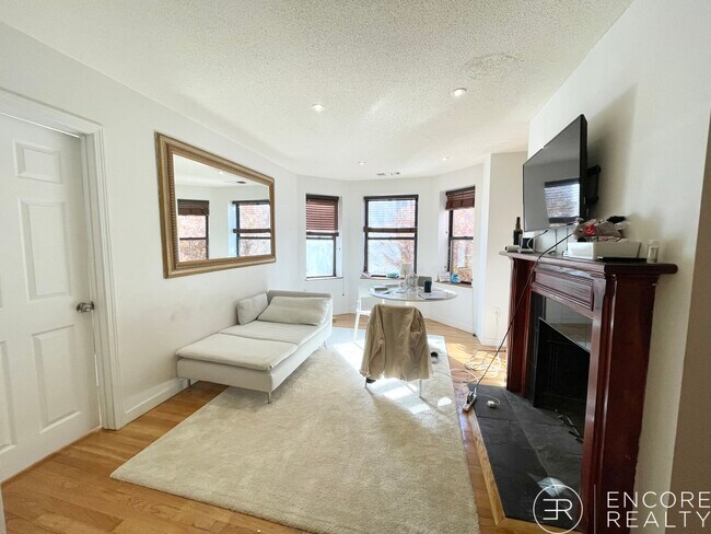 Building Photo - 73 Gainsborough St