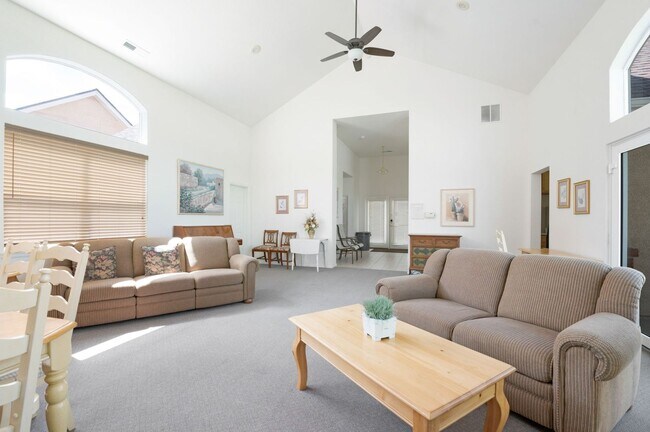 Building Photo - Relaxing townhome in Monument Villas