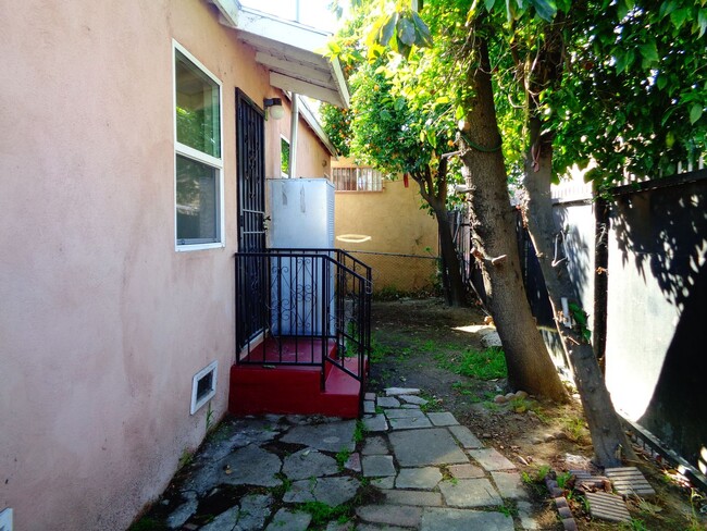 Building Photo - 2 Bedroom 1 Bath House for Rent in East LA