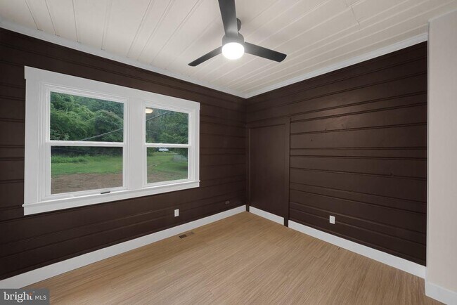 Building Photo - 71 Dreamland Park Dr