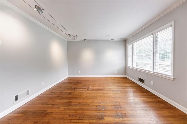 Building Photo - 1582 Lincoln Ave SE