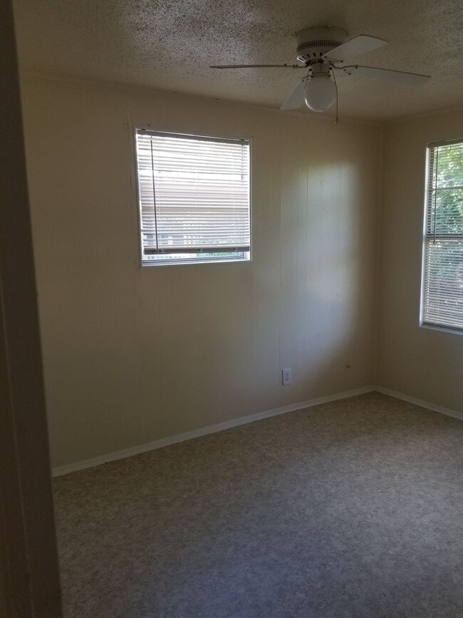 Building Photo - 2 Bedroom and 1 bath Central air and heat
