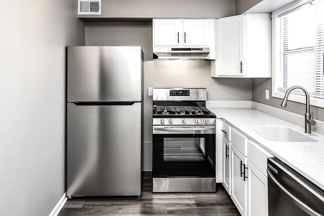 Building Photo - Spacious and updated 2 bed 1.5 bath!