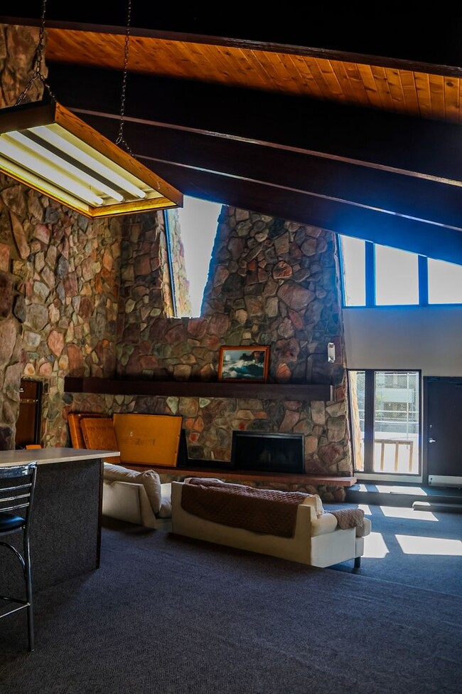 Building Photo - 3 Bedroom Rockrimmon Condo, NO DEPOSIT AND...