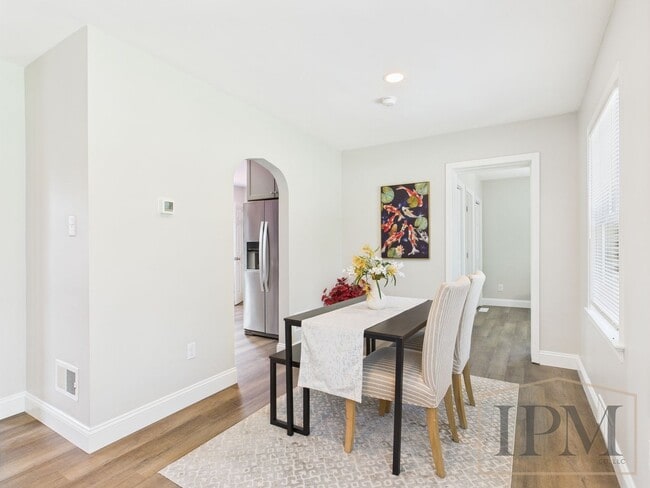 Building Photo - Available Now! Beautiful 3 Bedroom 2 Bath ...