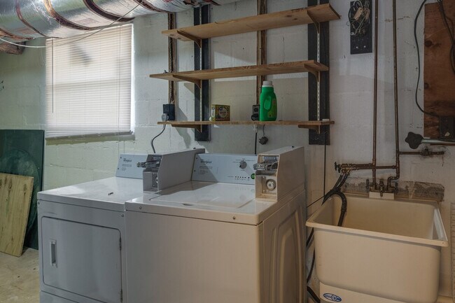 Building Photo - 9305 Pine View Ln