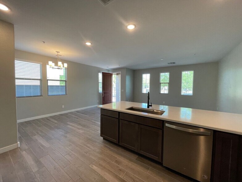 Building Photo - 20880 W Thomas Rd