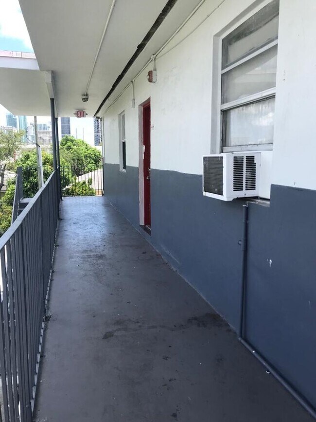 Building Photo - 2 Bedroom in Miami on NW 2nd Ct