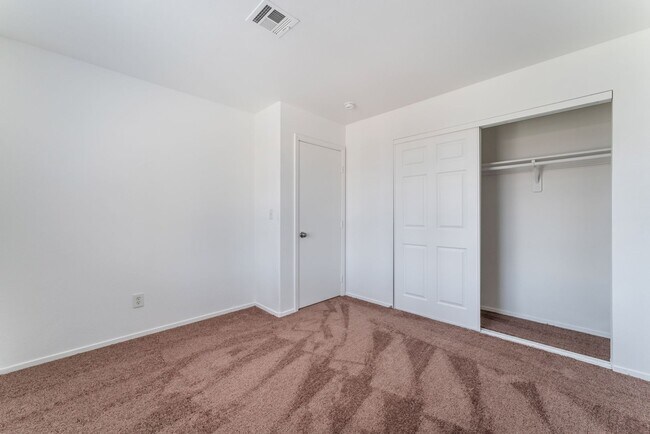 Building Photo - Move in now to this beautiful 2 story 3 be...