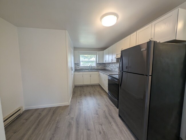 Building Photo - Cute and Cozy, Centrally Located Triplex with Yard