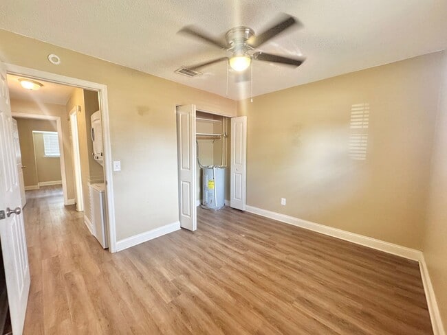 Building Photo - Apartment - Right off Cypress Gardens Blvd!