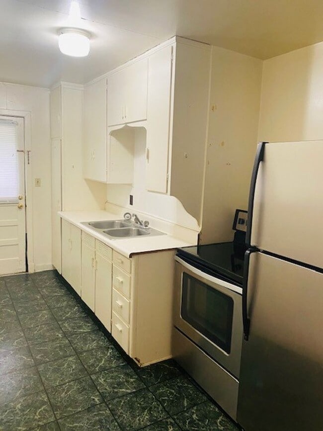 Building Photo - Well-Kept Duplex