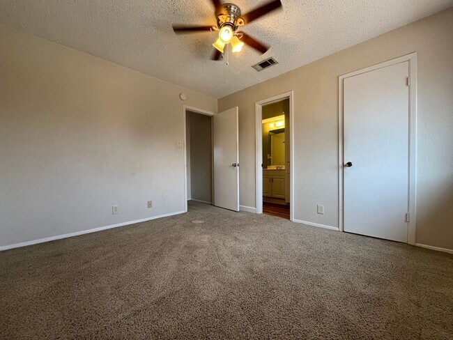 Building Photo - 2 Bedrooms in Great Dove Springs Location