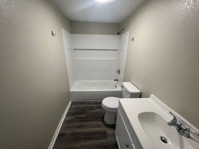 Building Photo - Single Family Home *LEASING SPECIAL AVAILABLE*