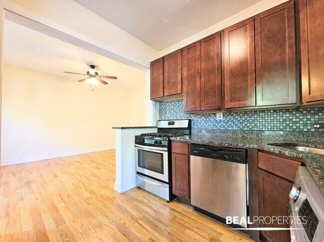 Building Photo - 2 bedroom in CHICAGO IL 60657