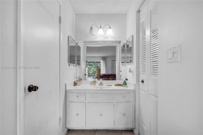 Building Photo - 3551 Inverrary Dr