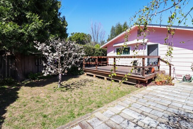 Building Photo - **WE DO NOT ADVERTISE ON CRAIGSLIST OR FACEBOOK MARKETPLACE**