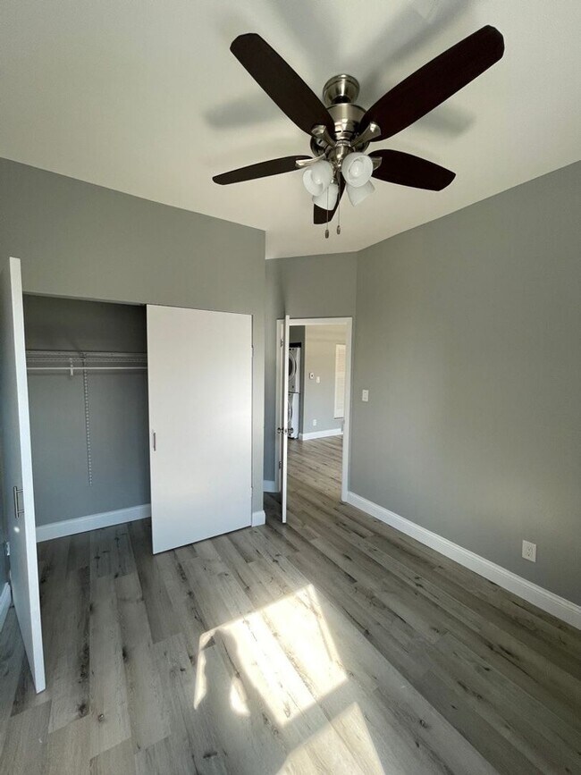 Building Photo - GORGEOUS 2/1 -  RENOVATED! Stainless, Granite, In Unit W/D