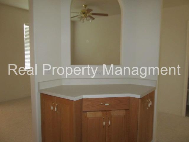 Building Photo - 3 Bedroom Townhome in Smithfield.  Available for August move in!