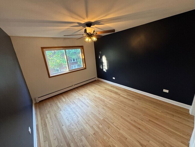 Building Photo - 1647 W Rascher Ave