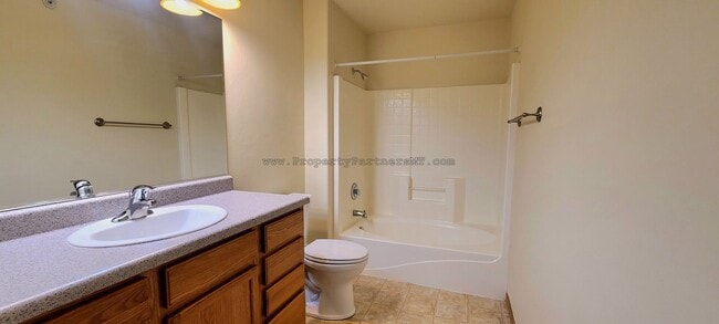 Building Photo - 3Bed 2Bath Apartment with Garage!