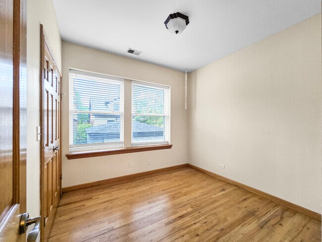 Building Photo - 4904 N Drake Ave